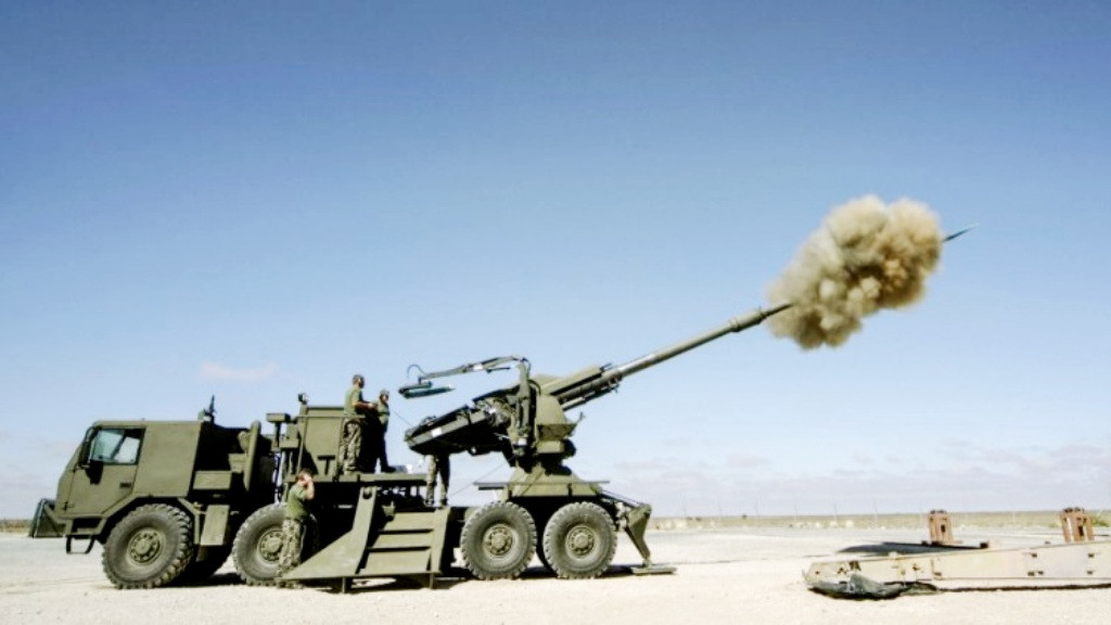 Cùng với sự phát triển mạnh mẽ của các hệ thống pháo tự đặt trên khung bệ bánh xích, trong khoảng 20-30 năm trở lại đây các phương tiện pháo tự hành đặt trên khung gầm bánh lốp ngày càng phổ biến hơn. Thậm chí, không ít quốc gia đã dừng phát triển pháo tự hành bánh xích chuyển sang bánh lốp. Nguồn ảnh: Pakistan Defence