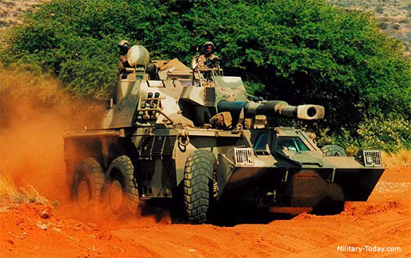 Đứng vị trí thứ 2 là khẩu pháo tự hành G6 Rhino của Nam Phi thiết kế từ những năm 1980. Military-Today đánh giá đây là thiết kế cũ, nhưng sở dĩ nó được xếp thứ hạng cao vì hỏa lực rất mạnh với pháo 155mm đạt tầm bắn từ 30-50km, tốc độ bắn 4 phát/phút, thời gian bắn viên đầu tiên từ trạng thái hành quân sang chiến đấu chỉ mất 60 giây. Ngoài ra, khung bệ cơ sở được trang bị giáp tốt, có thể chống đạn xuyên giáp cỡ 20mm. Nguồn ảnh: Military-Today