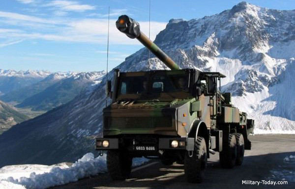 Khẩu thứ 7 cũng là đại diện cùng tên đến từ nước Pháp - CAESAR nhưng đặt trên khung gầm 6x6 bánh. Nó cũng sử dụng pháo 155mm nhưng chỉ đạt tầm bắn tối đa khoảng 42km (với đạn tăng tầm), tốc độ bắn 6 phát/phút và dự trữ đạn chỉ có 18 viên. Nguồn ảnh: Military-Today