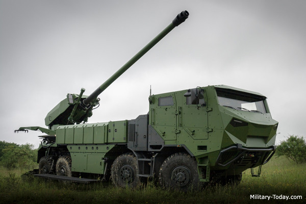 Vị trí thứ 4 là khẩu CAESAR 8x8 do Pháp sản xuất, trang bị khẩu pháo 155mm/L52 đạt tầm bắn 30-55km tùy loại đạn, tốc độ bắn ước đạt 6 phát/phút, dự trữ đạn 30 viên. Đặc biệt, theo nhà sản xuất, với hệ thống điều khiển hỏa lực hiện đại, nó có thể trút 6 viên vào mục tiêu chỉ trong 2 phút rồi rút lui trong nháy mắt. Nguồn ảnh: Military-Today