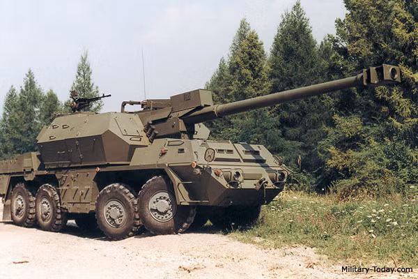 Vị trí thứ 3 thuộc về khẩu Zuzana của Slovakia được đưa vào phục vụ năm 1998. Zuzana trang bị khẩu pháo 155mm/L45 đạt tầm bắn từ 30-40km, tốc độ bắn đạt khoảng 5-6 phát/phút. Nó nổi bật với hệ thống điều khiển hỏa lực hiện đại, có thể tính toán phần tử bắn cực nhanh với hệ thống máy tính.... Nguồn ảnh: Military-Today