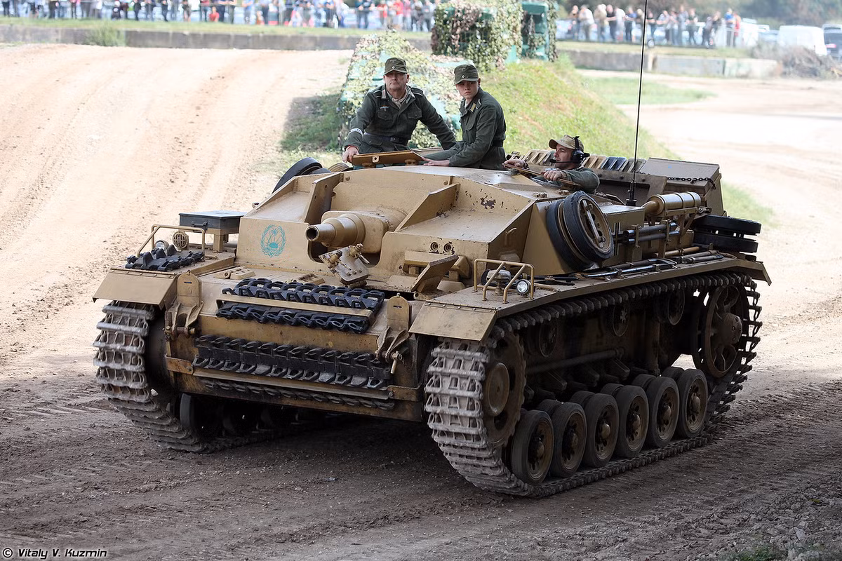 StugG III D trang bị khẩu pháo 7,5cm StuK 37 L/24 nòng ngắn nhìn khá kỳ quặc. Dẫu vậy, thời bấy giờ, đó là một khẩu pháo đáng sợ với mọi xe tăng hạng trung - hạng nhẹ của quân đồng minh. Nguồn ảnh: Vitaly Kuzmin.