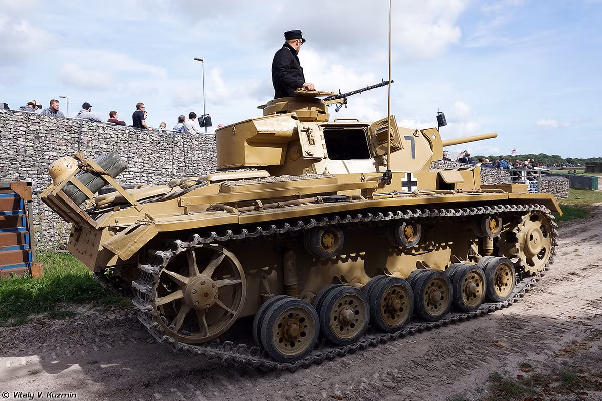 Theo tài liệu thiết kế Đức, Panzer III Ausf.L là phiên bản cải tiến từ Ausf. J trang bị pháo nòng dài 50mm, bổ sung thêm các tấm giáp 20mm quanh thân và mặt trước tháp pháo. Nguồn ảnh: Vitaly Kuzmin