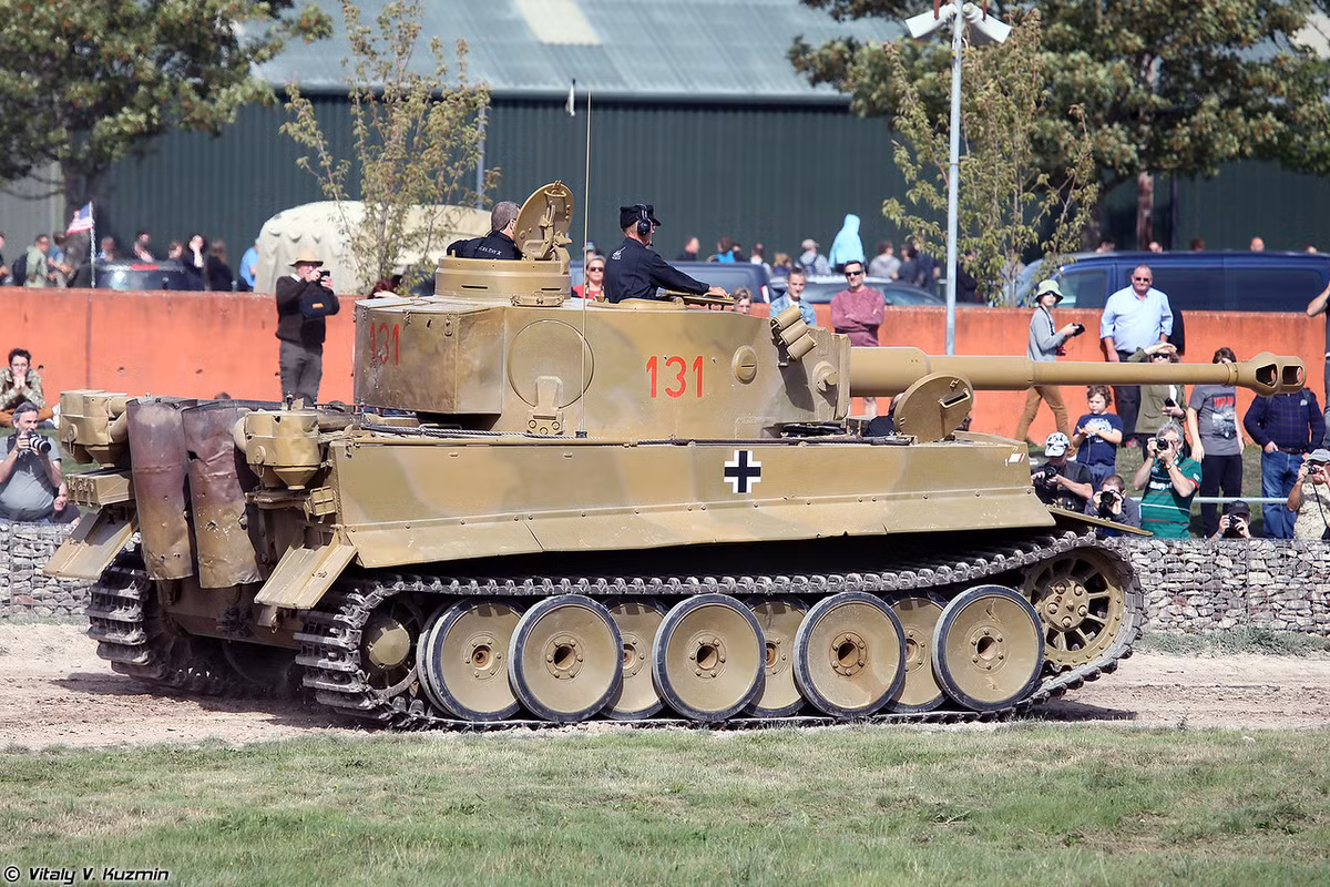 Ngoài ra, nó còn được trang bị hệ thống chữa cháy hiện đại trong khoang động cơ. Sau các nỗ lực "nâng cấp, Tiger 131 trở lại Bovington tháng 12/2003 với điều kiện sẵn sàng hoạt động. Nguồn ảnh: Vitaly Kuzmin