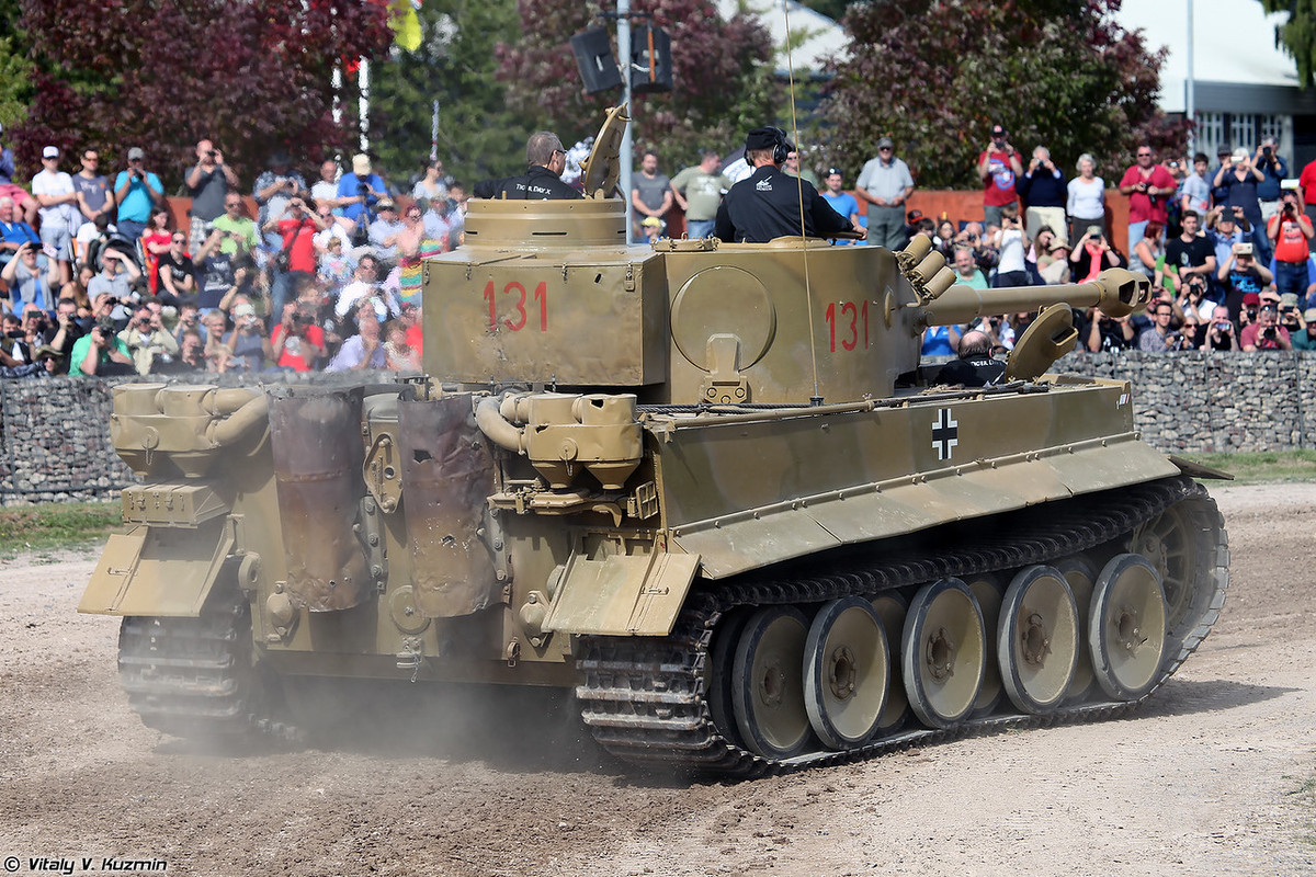 Để chiếc Tiger 131 có thể di chuyển, ngoài việc phục hồi các bộ phận truyền động, hệ thống lái, người ta quyết định sử dụng một động cơ Maybach HL230 còn tốt lấy từ chiếc Tiger II trong bảo tàng Bovington để trang bị cho Tiger 131. Nguồn ảnh: Vitaly Kuzmin