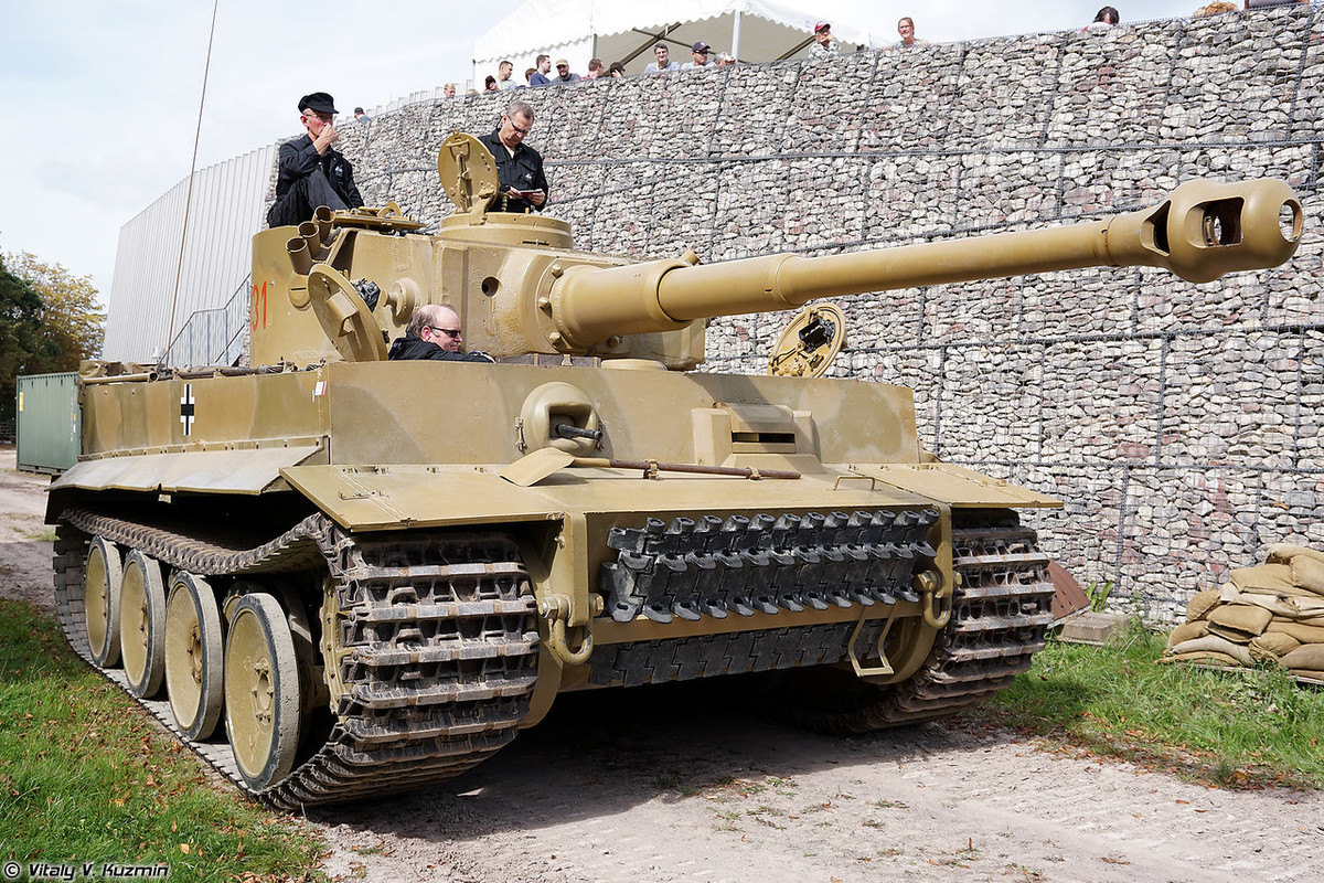 Trong số đó, cỗ xe tăng nhận được nhiều sự quan tâm nhất của du khách tới tham gia sự kiện Tiger Day X là “vua tăng hạng nặng” nước Đức trong Chiến tranh Thế giới thứ 2 – Tiger I. Đây là một trong 6 chiếc xe tăng Tiger I còn nguyên vẹn nhất sau hơn 75 năm kể từ ngày ra đời. Nguồn ảnh: Vitaly Kuzmin