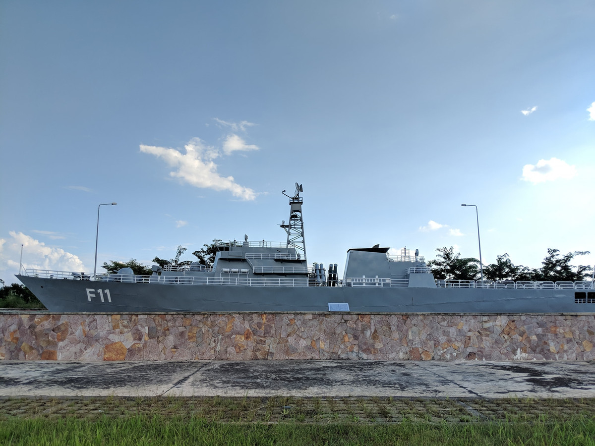 Một trong những ấn tượng khó phai khi tới nơi đây đó là các vị khách phải choáng ngợp trước bộ sưu tập tàu chiến Hải quân Myanmar được đem lên bờ. Trong ảnh là mô hình tàu hộ vệ F-11 - tàu chiến trên 2.000 tấn được chế tạo lần đầu tiên tại Myanmar. Nguồn ảnh: bmpd