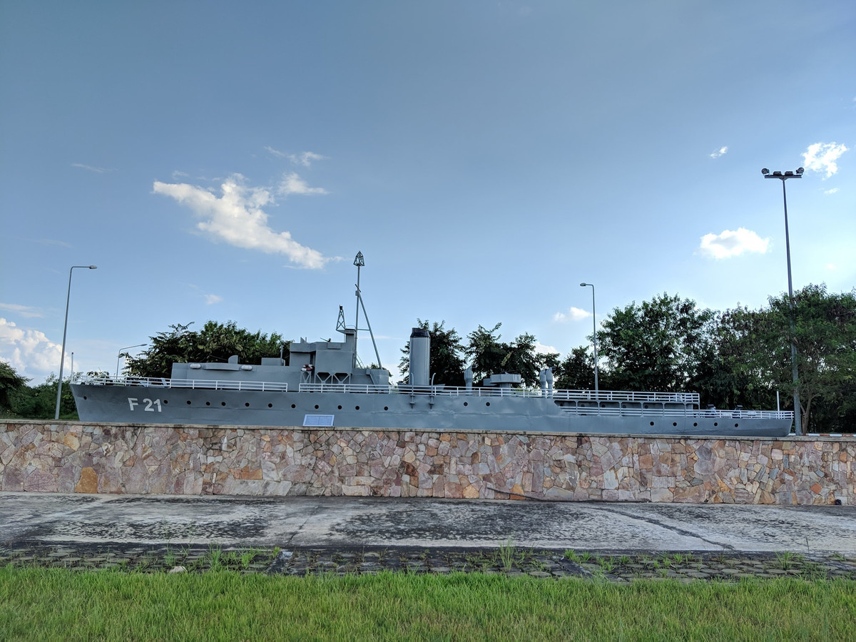 Các mô hình dù được chế tạo nhỏ hơn với kích thước thật và được đặt trong một “hồ cạn” riêng biệt, có thể trong tương lai người ta sẽ bơm nước vào. Trong ảnh là mô hình tàu hộ vệ F21 Mauy - tàu chiến đầu tiên của Hải quân Myanmar được Anh chuyển giao năm 1947. Sau khi ra khỏi biên chế năm 1979, con tàu thạt được chuyển thành bảo tàng nổi ở Yangon. Nguồn ảnh: bmpd