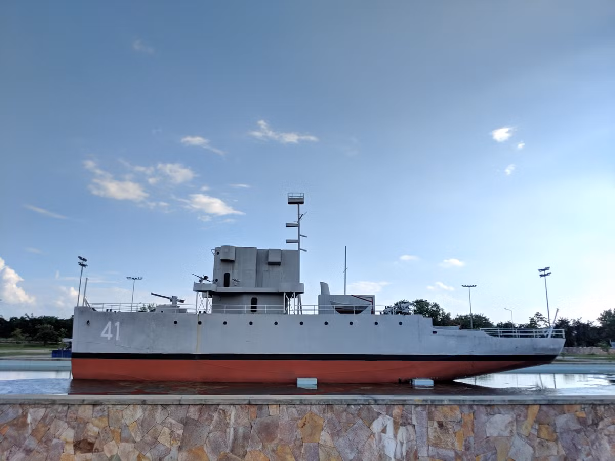 Mô hình tàu săn ngầm 41 Yan Taing Aung được Mỹ chuyển giao năm 1965. Con tàu được hoạt động trong Hải quân Myanmar tới tận năm 1994 mới ra khỏi biên chế. Nguồn ảnh: bmpd