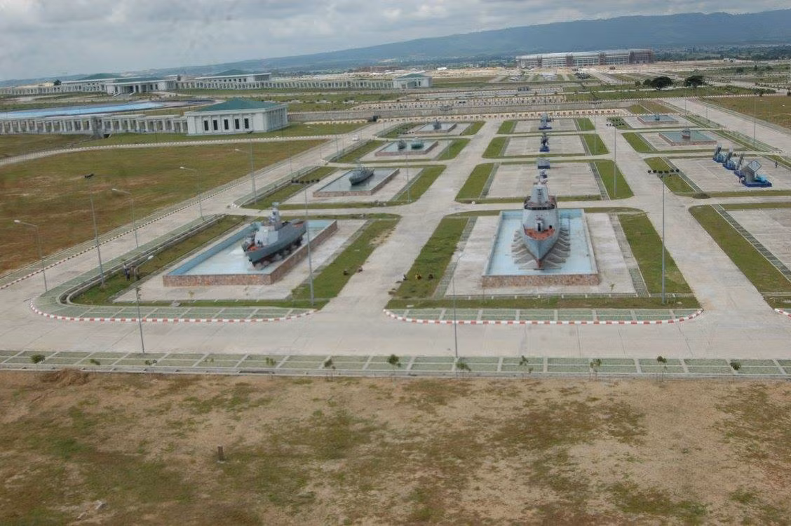 Được xây dựng bắt đầu từ 2011-2012, đến nay bảo tàng quốc phòng ở Naypyidaw dường như vẫn đang trong giai đoạn hoàn thiện khi các khu vực còn quá nhiều “chỗ trống”. Tuy nhiên, với những hạng mục đã hoàn thiện cũng cho người ta thấy được quy mô “khủng” của bảo tàng này. Nguồn ảnh: bmpd