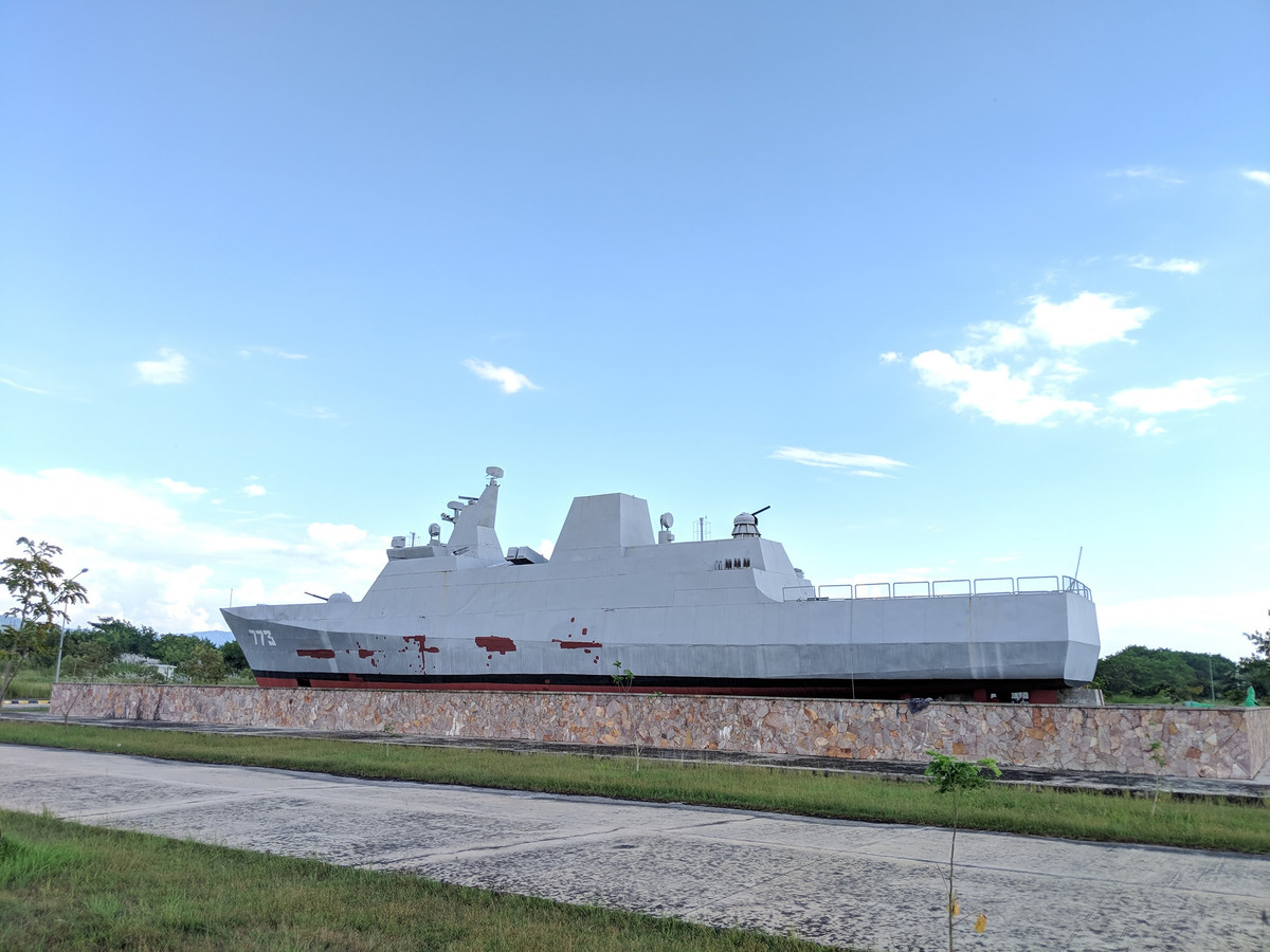 Mô hình các tàu chiến đều giống thật tuy nhìn còn khá đơn giản, chưa được chăm chút kĩ lưỡng ở từng chi tiết nhỏ. Thế nhưng, đó là cũng đủ để du khách mường tượng rõ nét sức mạnh các tàu chiến Hải quân Myanmar từ quá khứ tới hiện tại. Trong ảnh là mô hình tàu hộ vệ tàng hình 773 - UMS Tabinshwehti - chiếc thứ 3 thuộc lớp tàu tàng hình thế hệ mới do Myanmar tự chế tạo. Nguồn ảnh: bmpd
