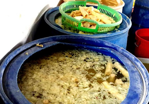 Việc Chi cục Quản lý chất lượng Nông lâm sản và Thủy sản Đà Nẵng mới đây phát hiện một số mẫu măng vàng có chứa chất cấm Aurmine – vàng Ô khiến nhiều người lo ngại về tác hại với sức khỏe nếu vô tình ăn phải măng nhuộm vàng Ô.