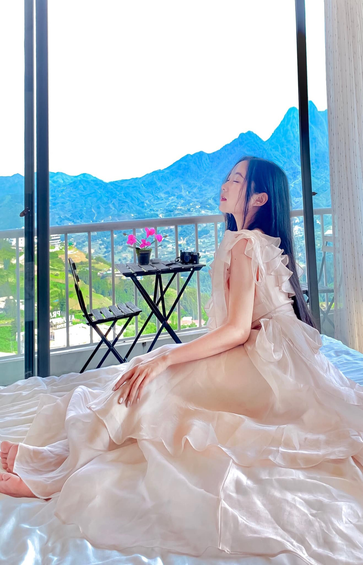 Từng theo học sư phạm Toán (Đại học Thủ Đô Hà Nội) nhưng cô lại bén duyên với nghệ thuật và nhiếp ảnh từ rất sớm.