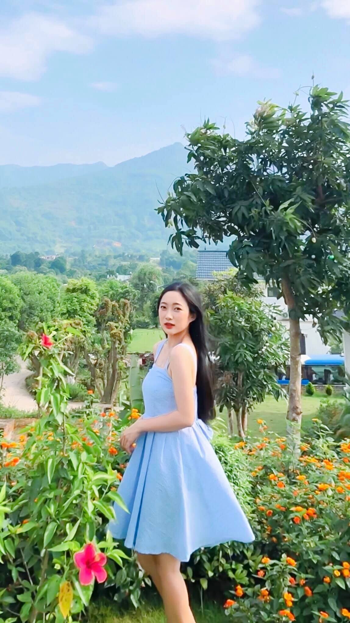 Hot girl 9x cao 1m52, nặng khoảng 42kg, sở hữu làn da trắng, bờ môi mỏng dỗi hờn và ánh mắt trong veo mơ màng.