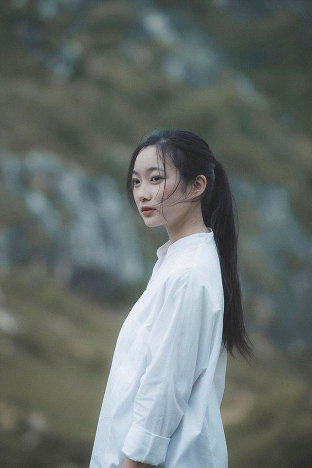 Lê Hà Phương (Nick name Tiêu Hạ, sinh năm 1995) sở hữu nhan sắc được nhiều người khen xinh như “nàng thơ”. Hiện tại, Hà Phương đang là giáo viên dạy online tại Hà Nội.