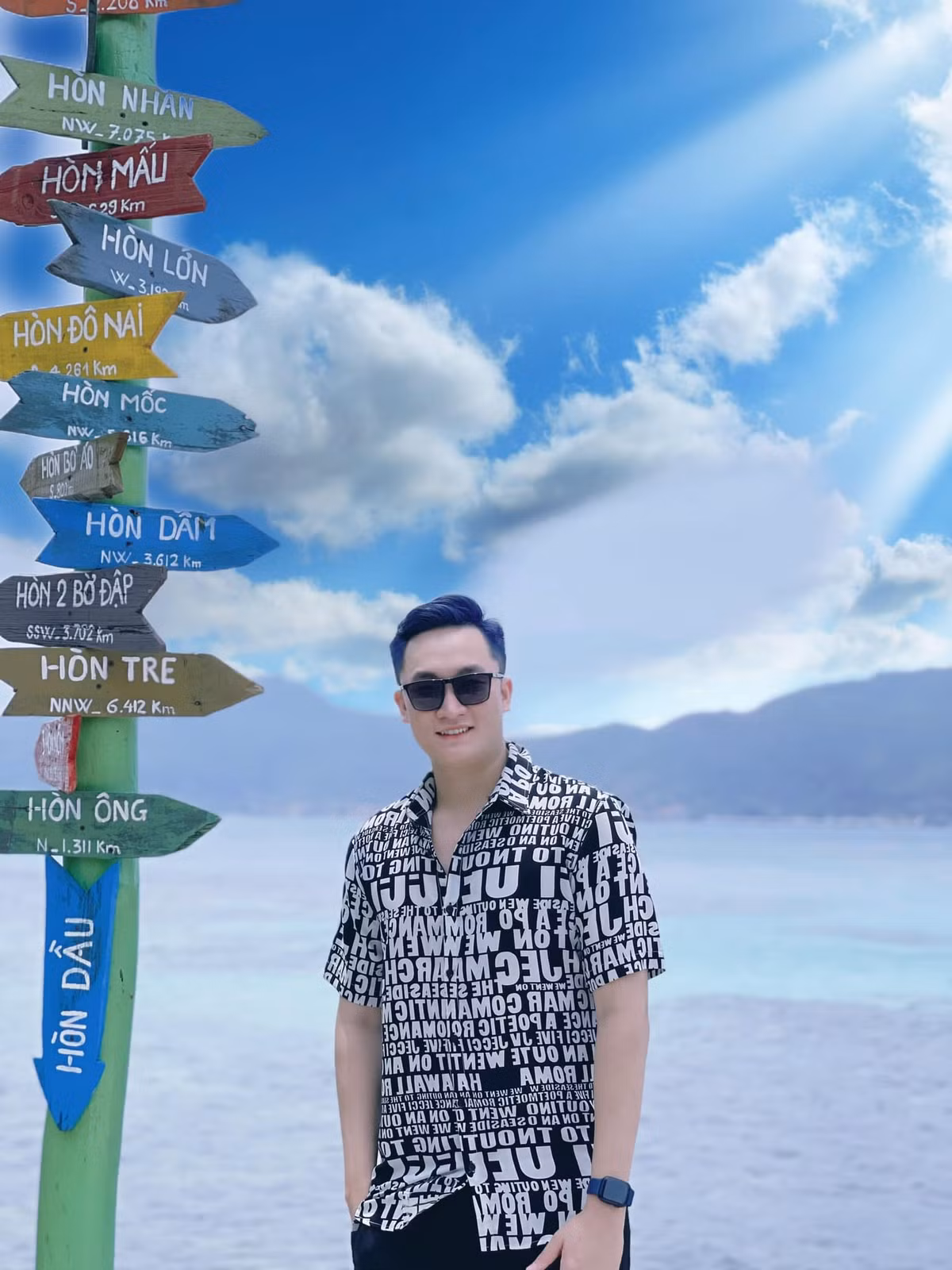 Từ một chàng trai với ngoại hình mảnh khảnh, "mọt sách chính hiệu" ngày ấy, thì giờ đây, Tiến Đạt khiến nhiều người bất ngờ khi sở hữu vẻ điển trai không khác nào một hot boy.