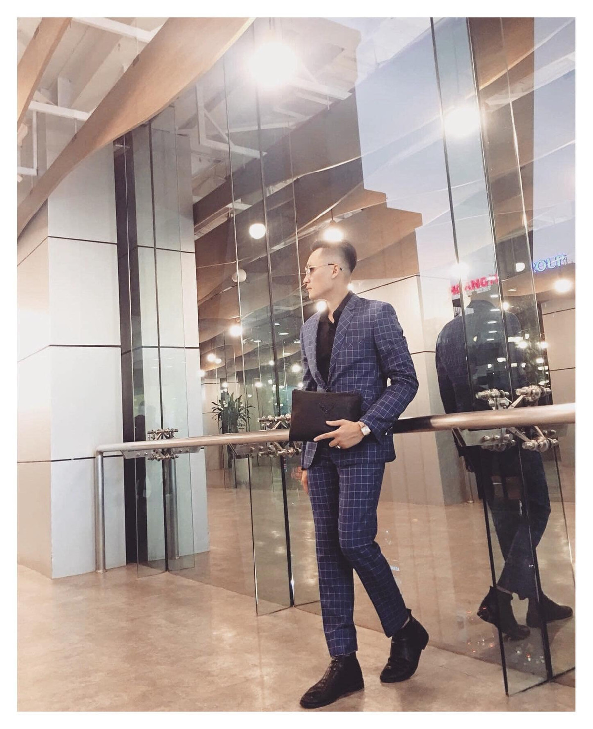 Ngoại hình sáng, gu thời trang thời thượng, chuyên môn tốt, phong thái tự tin là những từ có thể dùng để diễn tả về Tiến Đạt.