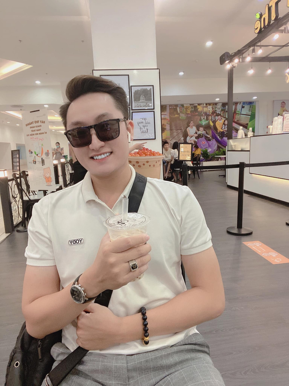 Với vẻ ngoài như nam thần, Tiến Đạt còn bén duyên với sàn catwalk. Trước đây, anh chàng sinh năm 1996 thi thoảng đi show thời trang vào thời gian rảnh cuối tuần.