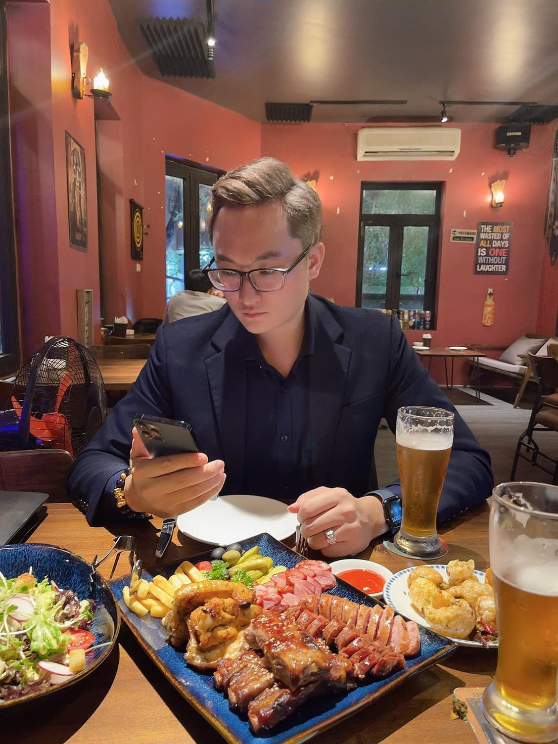 Tiến Đạt cho hay, sau khi tham gia chương trình Đường lên đỉnh Olympia, anh tốt nghiệp phổ thông rồi theo học chuyên ngành Kiểm toán tại Học viện Tài chính (Hà Nội).