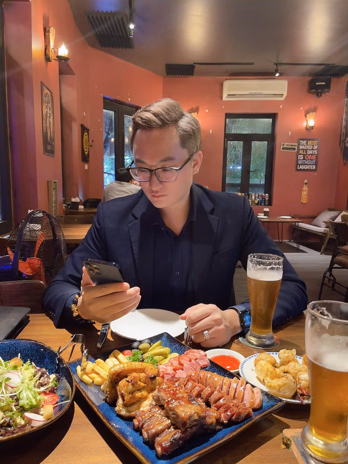 Tiến Đạt cho hay, sau khi tham gia chương trình Đường lên đỉnh Olympia, anh tốt nghiệp phổ thông rồi theo học chuyên ngành Kiểm toán tại Học viện Tài chính (Hà Nội).