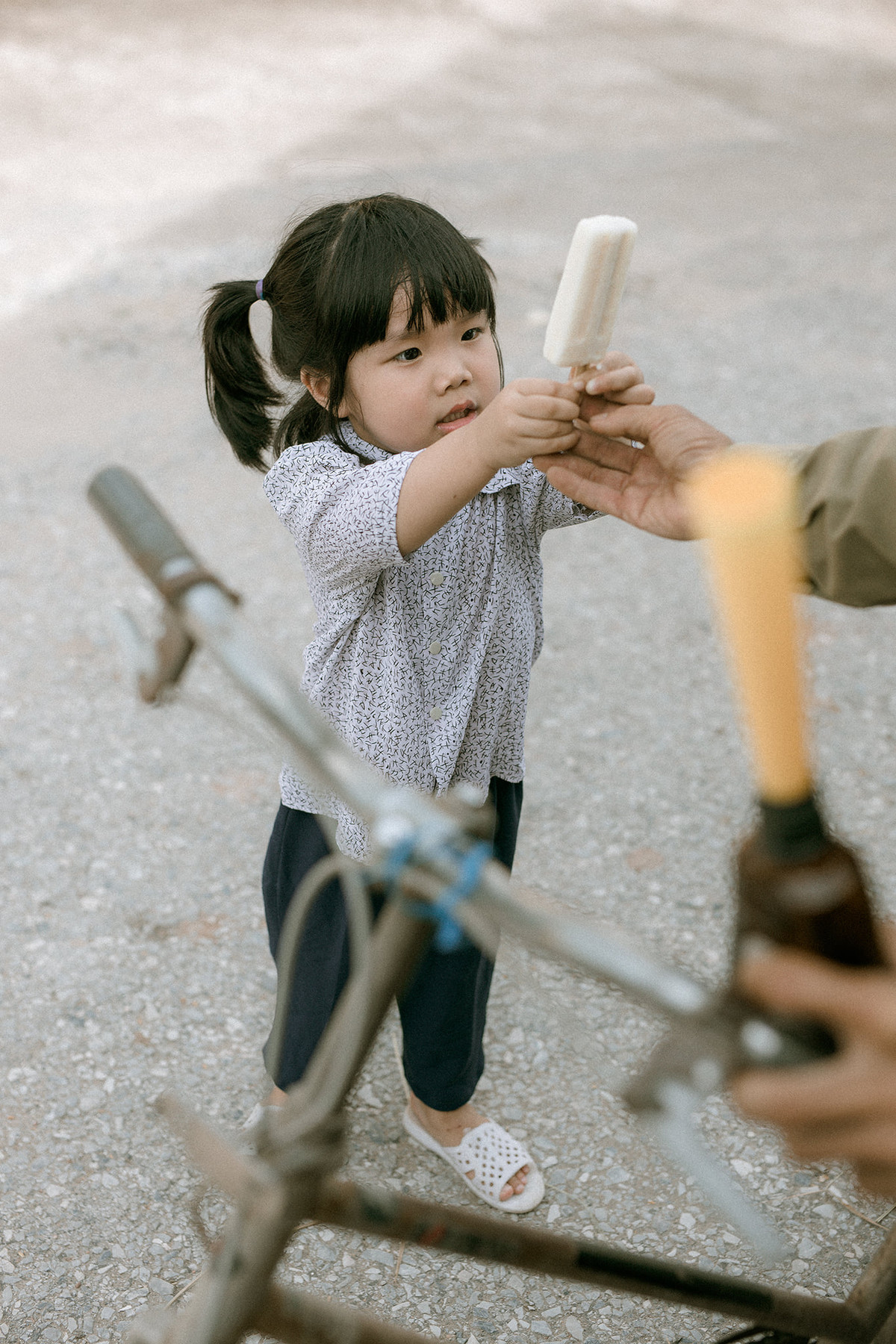 Chỉ với bộ quần áo giản dị, mái tóc buộc hai bên cùng nét hồn nhiên, ngây thơ, cô bé 3 tuổi này đã "đốn tim" cộng đồng mạng.