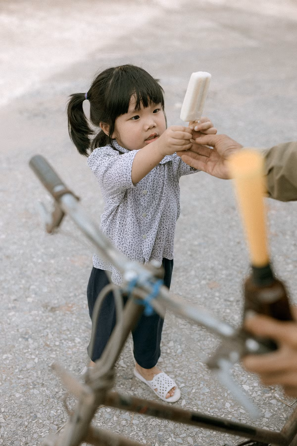 Chỉ với bộ quần áo giản dị, mái tóc buộc hai bên cùng nét hồn nhiên, ngây thơ, cô bé 3 tuổi này đã "đốn tim" cộng đồng mạng.