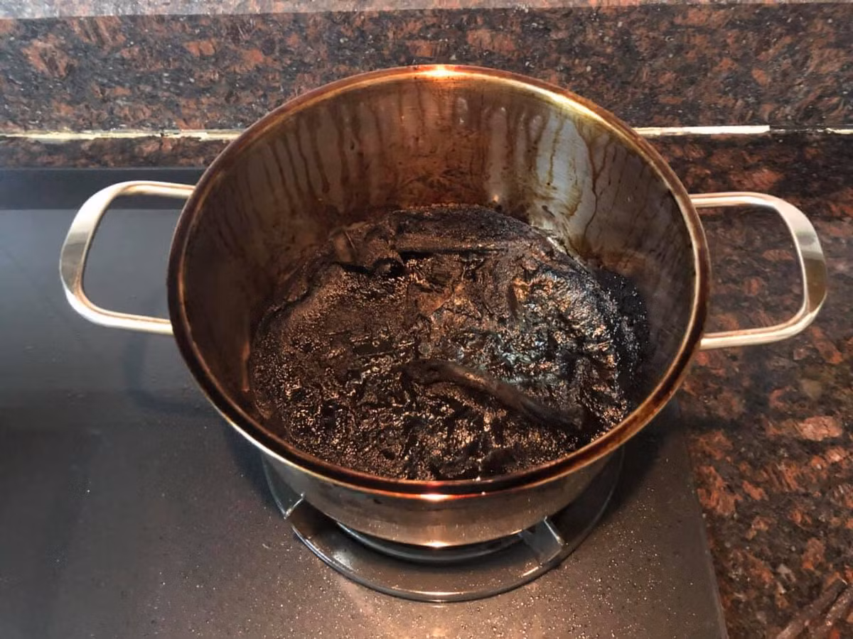 Thay vì để mẹ an lòng thì lại khiến mẹ không khỏi lo lắng. Con gái lớn rồi nấu nướng kiểu này thì còn ai cưới nữa đây?