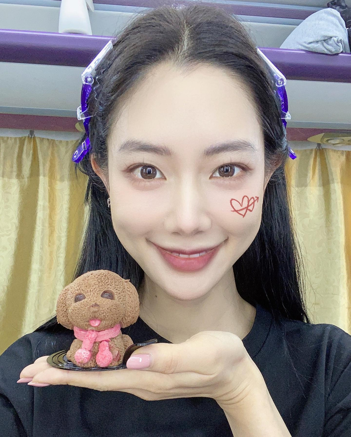 Cô từng nắm giữ ngôi vị á quân trong bảng xếp hạng 20 phụ nữ đẹp nhất thế giới năm 2014 của tạp chí Mode Lifestyle. Cô cũng nhiều lần giữ vị trí cao trong nhiều cuộc thi bình chọn nhan sắc.