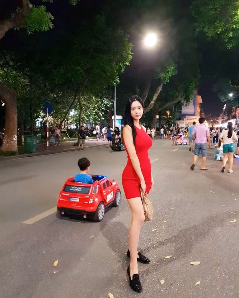 Thời điểm đó, mỹ nữ xứ Hàn đăng 2 bức ảnh tạo dáng giữa phố đi bộ trên trang cá nhân của mình khiến nhiều cư dân mạng bất ngờ. Clara Lee trong trang phục kín đáo và thanh lịch, gây chú ý với nhan sắc vô cùng xinh đẹp.