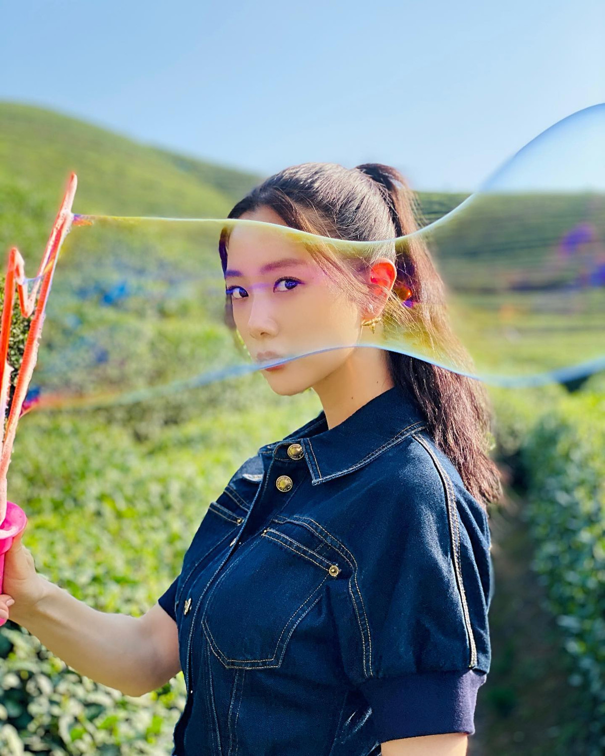 Mặc dù vướng nhiều tai tiếng nhưng Clara Lee vẫn là ngôi sao được chú ý với các dự án phim ảnh, hợp đồng làm người mẫu thời trang dày đặc.