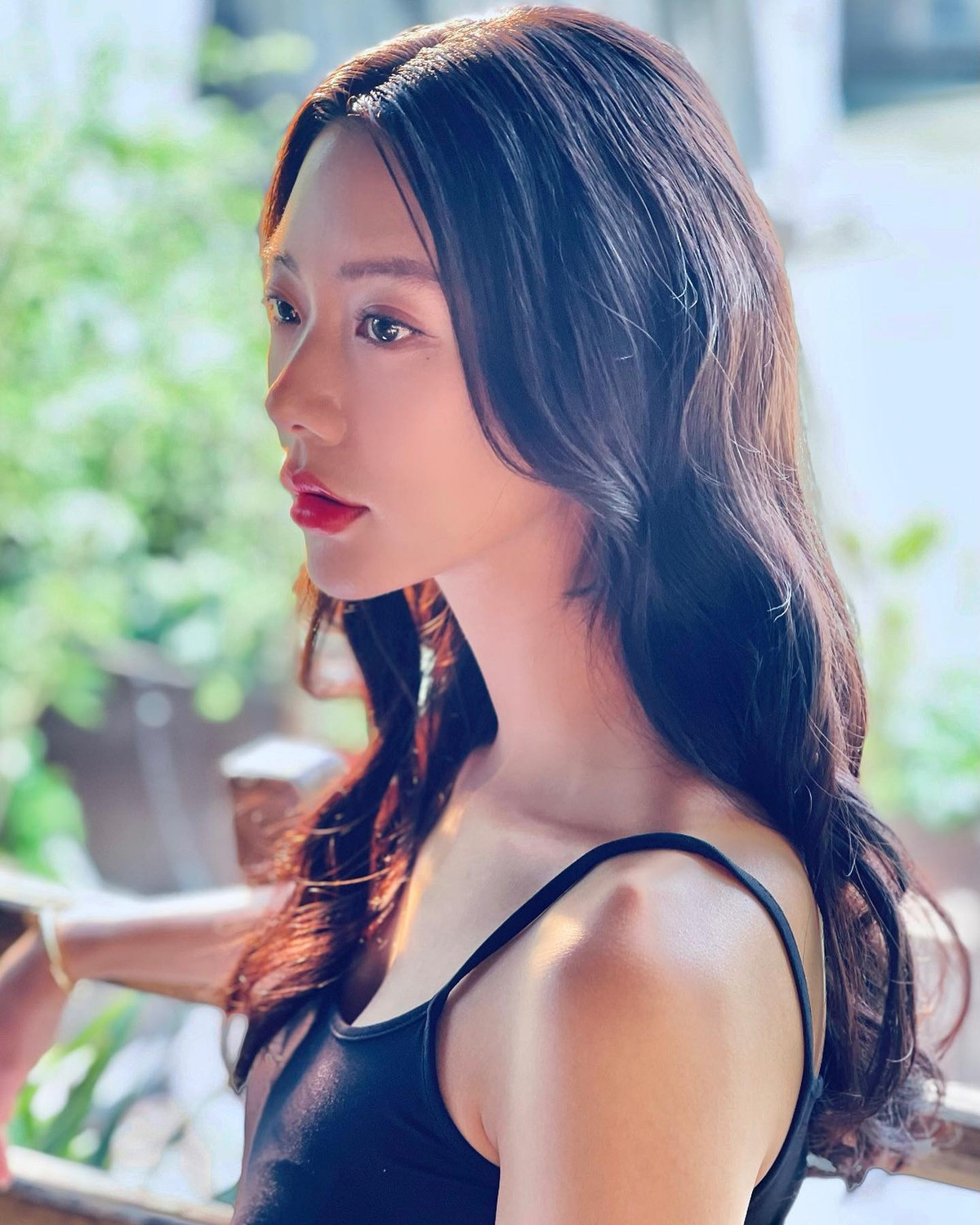 Trên trang cá nhân có hơn 1 triệu người theo dõi, Clara Lee có đăng tải một số hình ảnh mới cho thấy vẻ ngoài xinh đẹp, bờ vai thon gọn, xương quai xanh mảnh của Clara Lee vẫn trường tồn với thời gian.