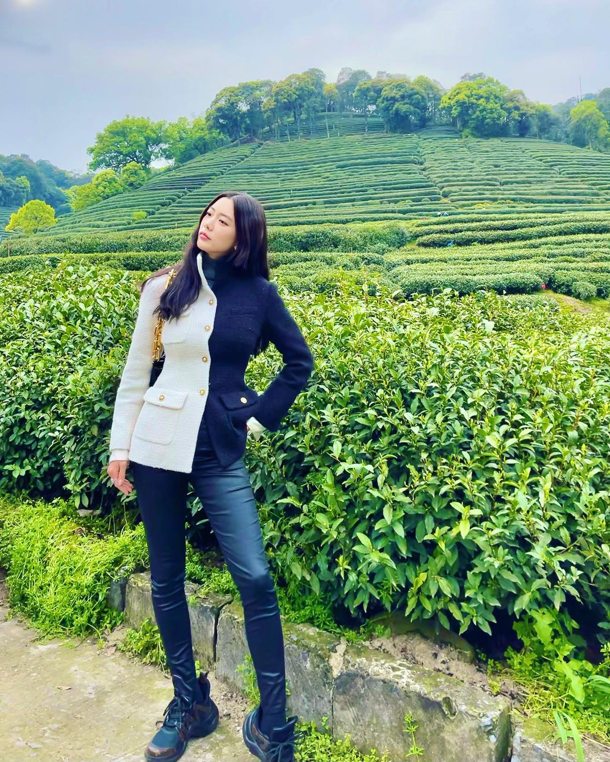 Sau hàng loạt scandal lớn nhỏ hướng về cô, người đẹp xứ Hàn này đã lấy chồng tỷ phú và có sự nghiệp rực rỡ tại Trung Quốc, cũng từ đây mà cuộc sống của cô cũng đổi đời.