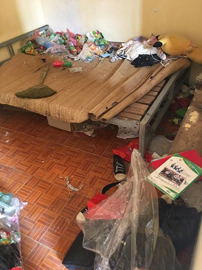 Đồ đạc bừa bãi, bốc mùi,...những căn phòng trọ siêu bẩn khiến nhiều người phát ớn còn các vị khách thì khó lòng nán lại chơi.