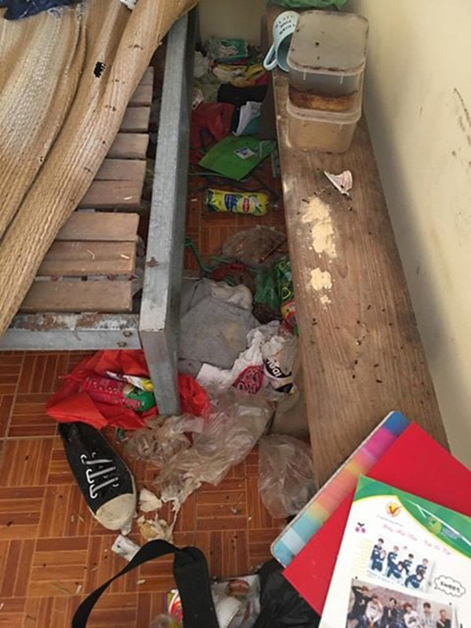 Trong bức hình căn phòng trọ với đồ đạc, quần áo bày la liệt.