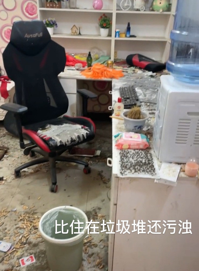 Tuy nhiên, khi bước vào căn phòng người này hoàn toàn sốc nặng khi chứng kiến cảnh tượng kinh hoàng trước mắt, đó là căn phòng bẩn thỉu, đầy rác và bốc mùi.