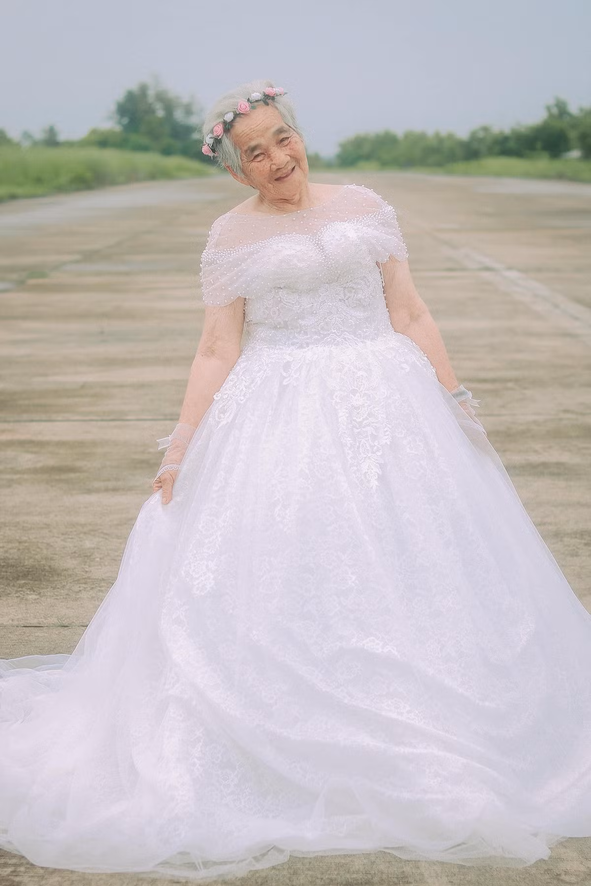  Bộ ảnh "Nội tôi mặc váy cưới" mới đây lại gây sốt trên MXH khiến netizen thích thú với hình ảnh người bà mặc váy cưới trắng, bên cạnh cháu trai trong vai phù rể.