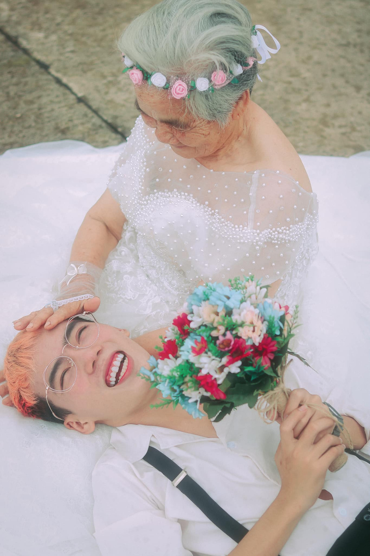 Theo chia sẻ của Bằng, bố mẹ anh mất sớm nên anh ở với bà từ nhỏ, đối với 10X bà nội là người anh yêu quý nhất.