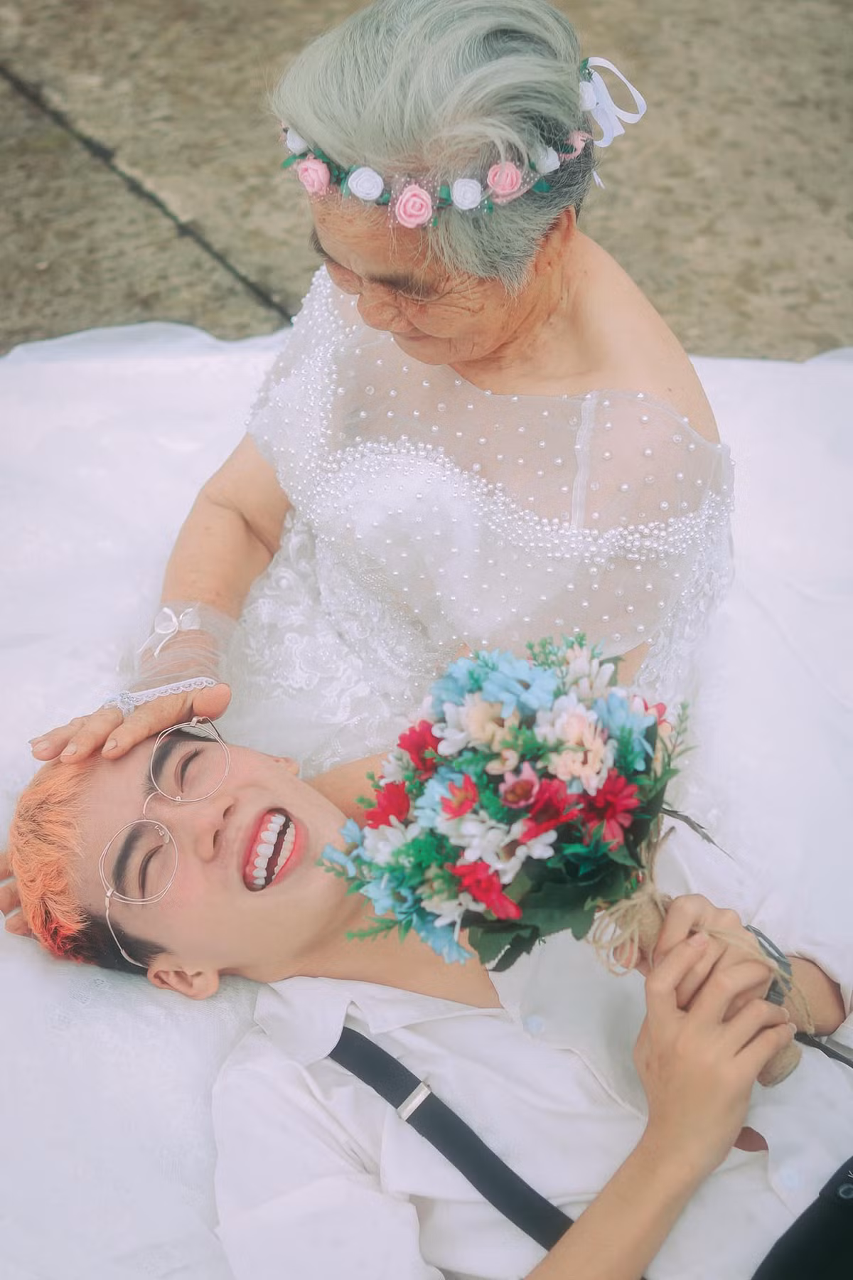 Theo chia sẻ của Bằng, bố mẹ anh mất sớm nên anh ở với bà từ nhỏ, đối với 10X bà nội là người anh yêu quý nhất.