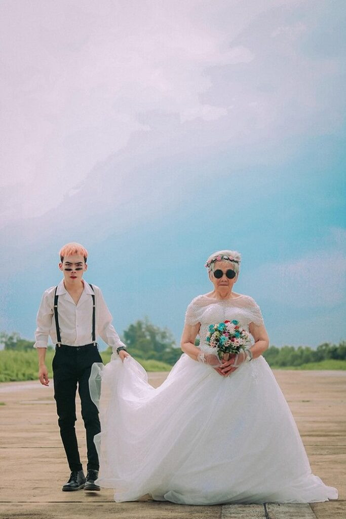 Được biết, người thưc hiện bộ ảnh hài hước là anh Tạ Công Bằng (sinh năm 2000, Cà Mau), anh cho hay anh mất 1 tháng để chọn lựa concept, xong thuyết phục cụ Nguyễn Thị Dư (88 tuổi) mặc váy và chụp hình.