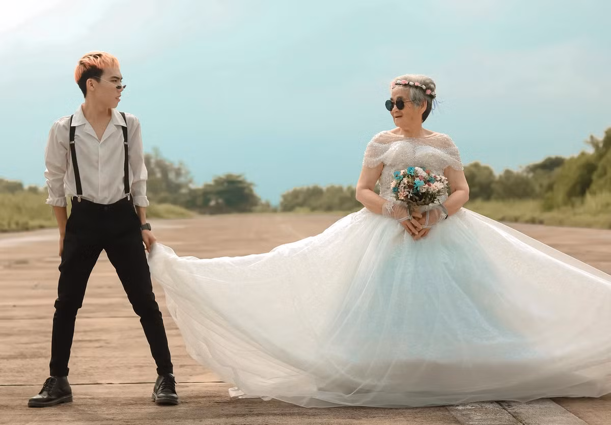 10X cho hay cũng chỉ có mình cậu phụ giúp bà từ chỉnh sửa trang phục đến tạo dáng chụp.