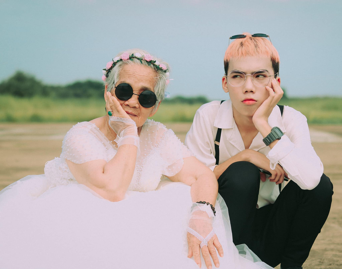 Bộ ảnh không chỉ là để lưu lại những khoảnh khắc vui vẻ bên nhau của hai bà cháu mà còn là mong muốn thực hiện giấc mơ chưa bao giờ được mặc áo cưới của bà mình.