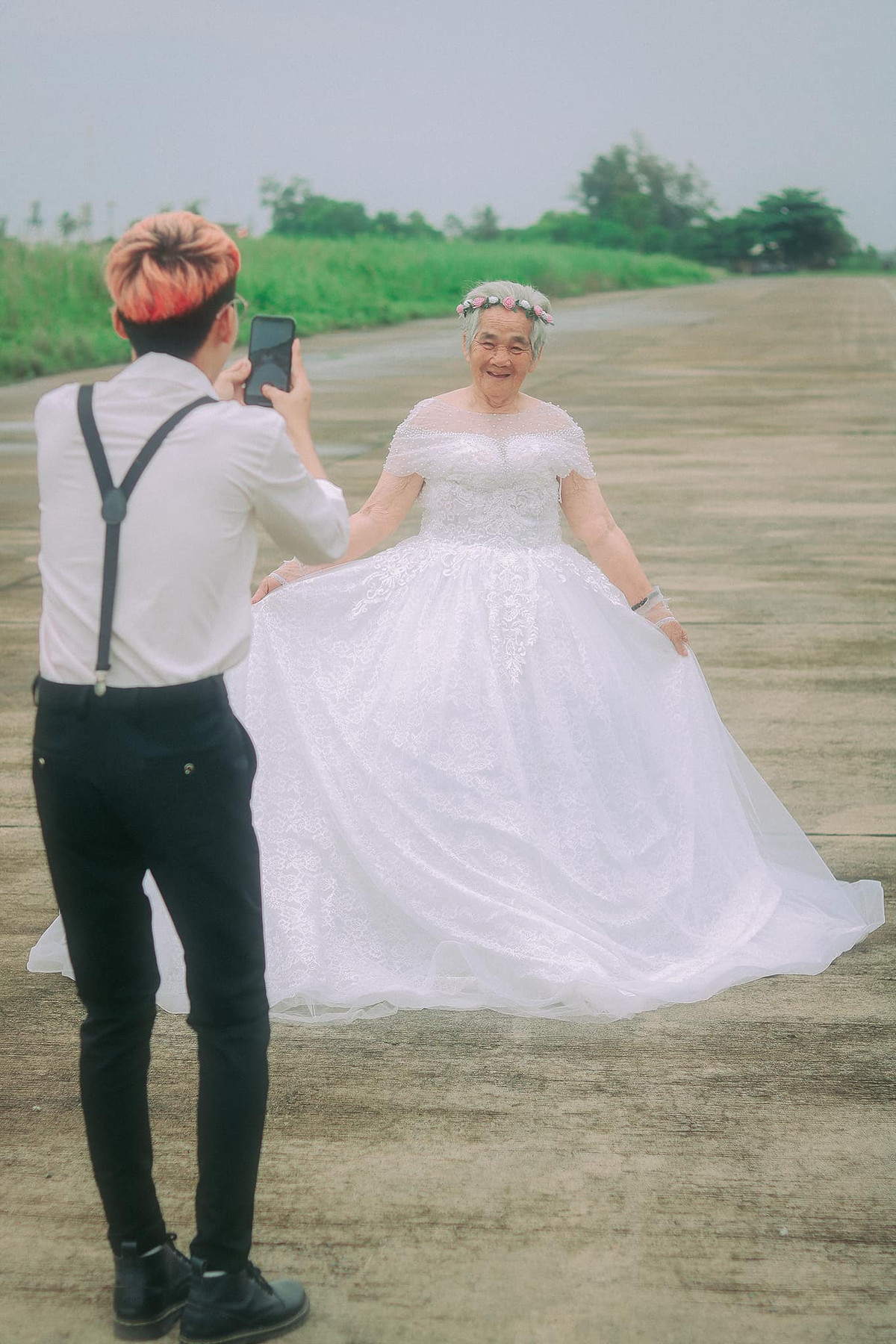 Chàng trai Bằng hóa thân thành chú rể với biểu cảm tinh nghịch, hài hước để đem lại tiếng cười cho "cô dâu 88 tuổi" là bà mình.