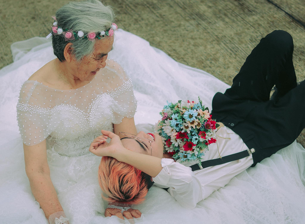 Bộ ảnh thực hiện khá vất vả trong khoảng thời gian 3 tiếng bởi thời tiết thất thường, ngoài ra tuổi của bà nội đã cao nên việc di chuyển lâu khiến bà bị đau chân.