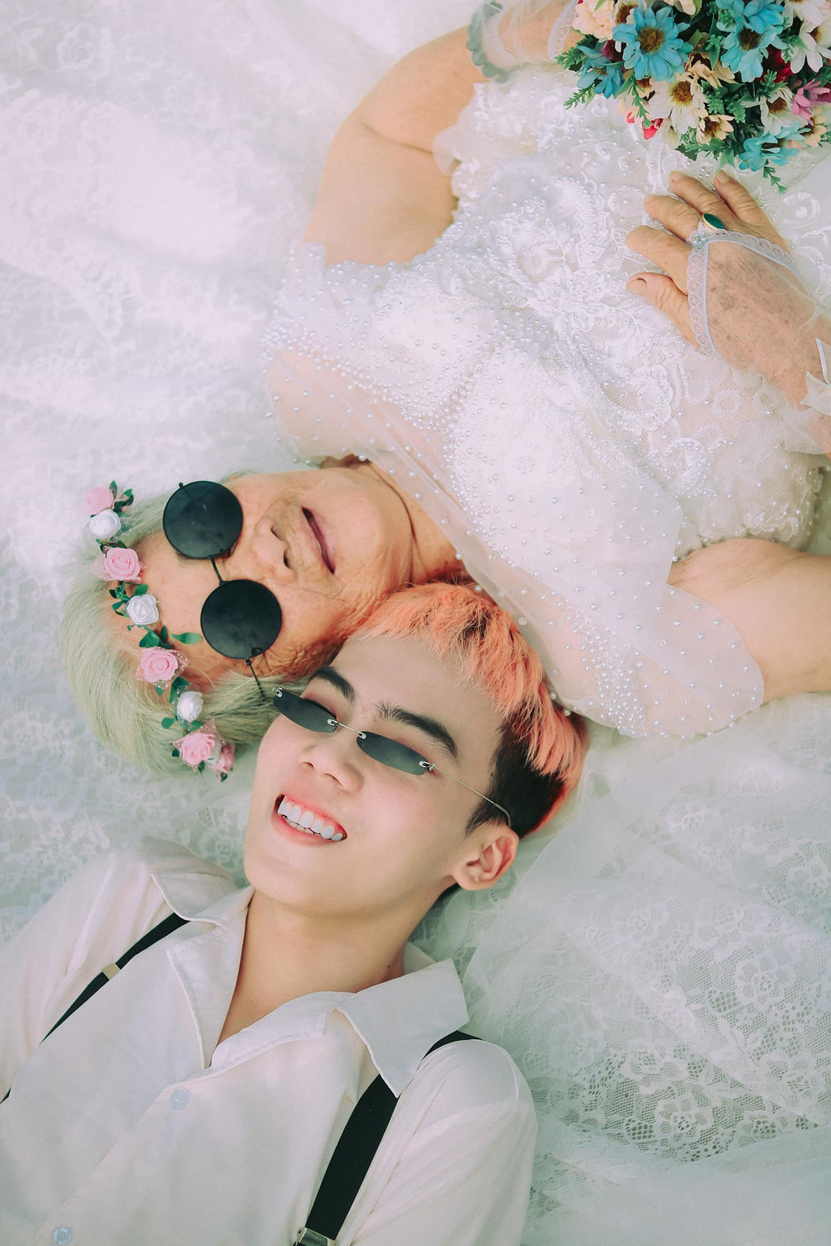 Bộ ảnh hài hước nhưng đậm tình cảm này sau khi đăng tải đã nhận về sự quan tâm cực lớn từ netizen. Cư dân mạng bày tỏ sự ngưỡng mộ với tình cảm khăng khít của hai bà cháu đến từ Cà Mau.