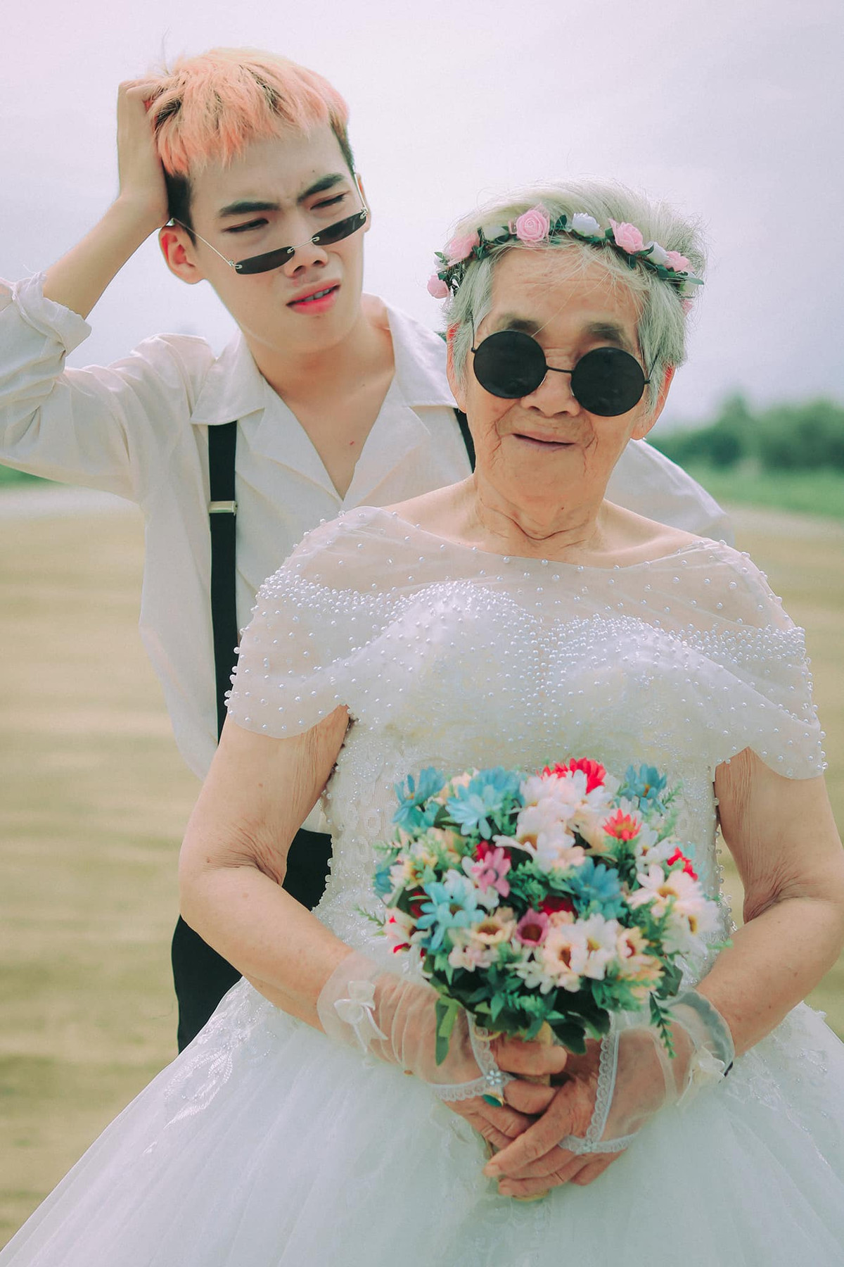 Trong nhiều bức ảnh, bà nội chịu khó tạo dáng, phối hợp diễn xuất với cháu trai, tạo nên những khoảnh khắc hài hước. Ảnh: FBNV