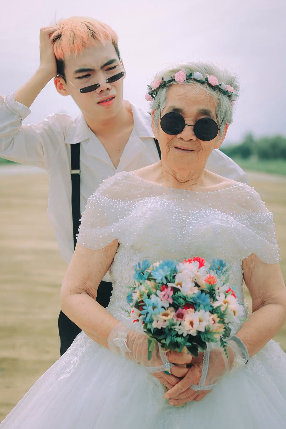 Trong nhiều bức ảnh, bà nội chịu khó tạo dáng, phối hợp diễn xuất với cháu trai, tạo nên những khoảnh khắc hài hước. Ảnh: FBNV