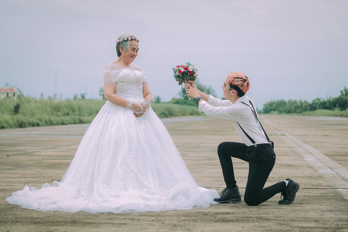 Chàng trai quyết tâm chọn cho bà chiếc váy cưới thật lộng lẫy, đồng thời không cho bà trang điểm vì làm vậy mất cả hết vẻ trẻ trung của nội.