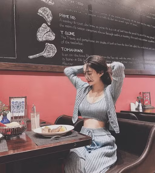 Trong một vài khoảnh khắc trên trang cá nhân, netizen đã phát hiện ra hot girl này để lộ dấu vết chỉnh ảnh rõ ràng, cong cả gạch dù thân hình đã cực nuột nà.