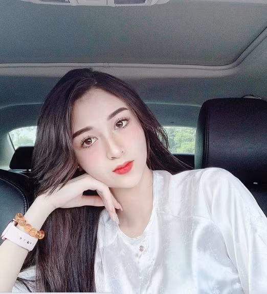 Nữ diễn viên Về Nhà Đi Con cũng chia sẻ rằng cô tập yoga mỗi sáng để giữ vóc dáng thon gọn.