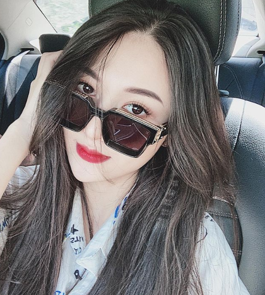 Trong khoảnh khắc đời thường, cô cũng ưu tiên chọn những thiết kế khoe vòng eo thon gọn. Ảnh: IGNV